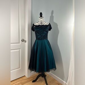 FABULOUS 50s Off shoulder lace 50s style